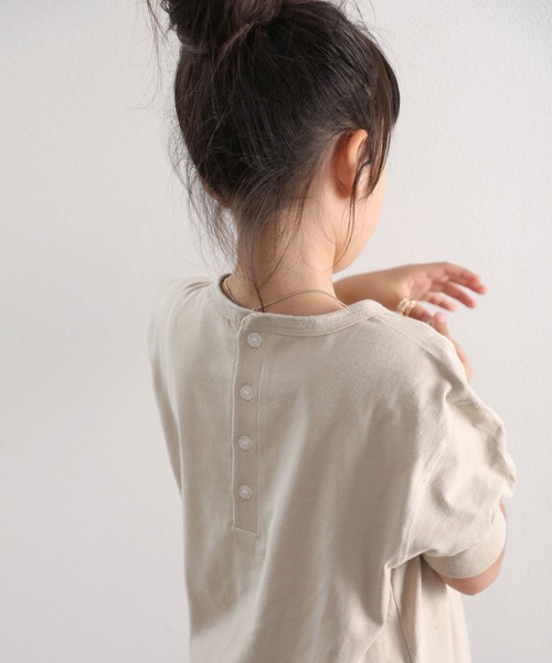 classicalelf(クラシカルエルフ)の「キッズ バックヘンリーネック無地ロングチュニックTシャツ(Tシャツ/カットソー・キッズ・ブラウン/ブラック/ホワイト/ベージュ/パープル・130/140/150/120/110)」の4枚目の写真