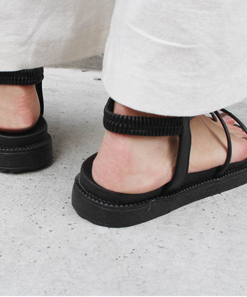 MODE ROBE（モードローブ）の「ストリングサンダル（サンダル・レディース・ブラック/アイボリー・23㎝/24㎝/25㎝/22.5㎝/23.5㎝/24.5㎝）」の8枚目の写真