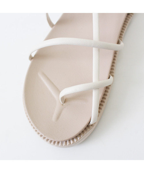 MODE ROBE（モードローブ）の「ストリングサンダル（サンダル・レディース・ブラック/アイボリー・23㎝/24㎝/25㎝/22.5㎝/23.5㎝/24.5㎝）」の5枚目の写真