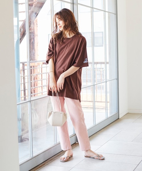 KANGOL EXTRA COMFORT（カンゴールエクストラコンフォート）の「WEB別注【KANGOL EXTRA COMFORT(カンゴール エクストラ コンフォート)】サイドスリットオーバーサイズTシャツ（Tシャツ/カットソー・レディース・パープル/オフホワイト/マスタード/ブラック/ブラウン/モカ/ライトグリーン/ネイビー/ベージュ/チャコールグレー・LL/L/M）」の4枚目の写真