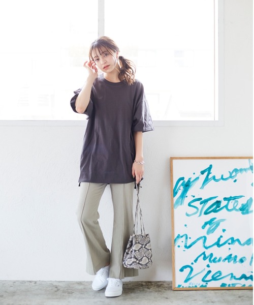 KANGOL EXTRA COMFORT（カンゴールエクストラコンフォート）の「WEB別注【KANGOL EXTRA COMFORT(カンゴール エクストラ コンフォート)】サイドスリットオーバーサイズTシャツ（Tシャツ/カットソー・レディース・パープル/オフホワイト/マスタード/ブラック/ブラウン/モカ/ライトグリーン/ネイビー/ベージュ/チャコールグレー・LL/L/M）」の3枚目の写真