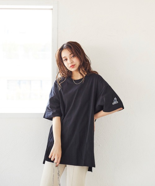 KANGOL EXTRA COMFORT（カンゴールエクストラコンフォート）の「WEB別注【KANGOL EXTRA COMFORT(カンゴール エクストラ コンフォート)】サイドスリットオーバーサイズTシャツ（Tシャツ/カットソー・レディース・パープル/オフホワイト/マスタード/ブラック/ブラウン/モカ/ライトグリーン/ネイビー/ベージュ/チャコールグレー・LL/L/M）」の2枚目の写真