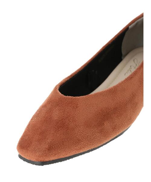 AMERICAN HOLIC（アメリカンホリック）の「スリムスクエアトウVカットフラットパンプス　＊（パンプス・レディース・グレイッシュベージュ/ブラック/ブラウン・L/S/M）」の9枚目の写真