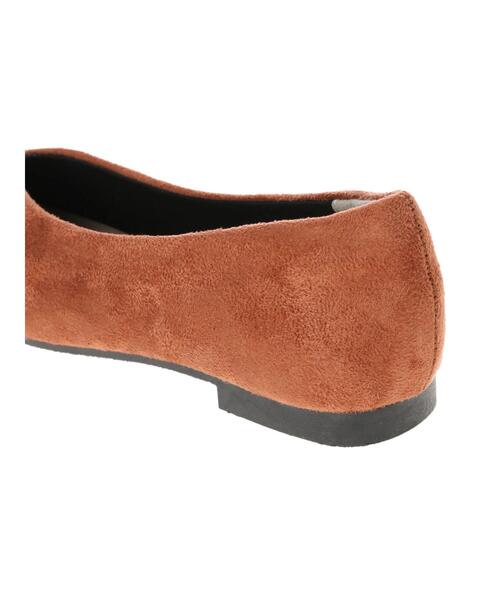 AMERICAN HOLIC（アメリカンホリック）の「スリムスクエアトウVカットフラットパンプス　＊（パンプス・レディース・グレイッシュベージュ/ブラック/ブラウン・L/S/M）」の10枚目の写真