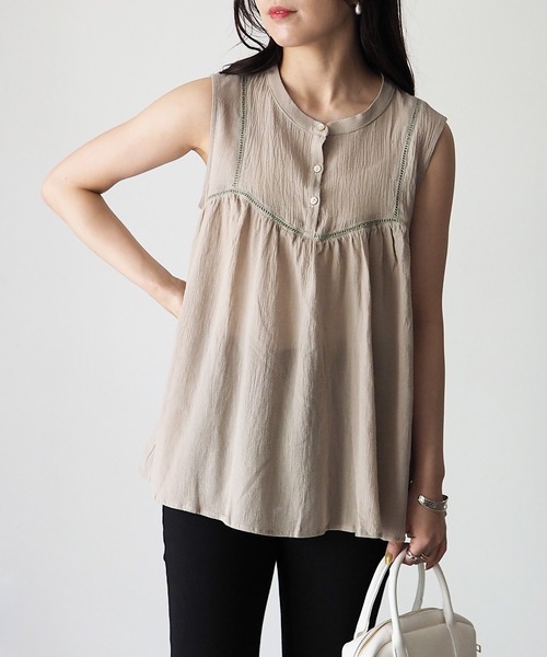 Riberry（リベリー）の「ハシゴレースノースリギャザーブラウス（シャツ/ブラウス・レディース・ブラック/ベージュ/オフホワイト/カーキ・MEDIUM）」の3枚目の写真