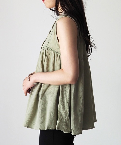 Riberry（リベリー）の「ハシゴレースノースリギャザーブラウス（シャツ/ブラウス・レディース・ブラック/ベージュ/オフホワイト/カーキ・MEDIUM）」の6枚目の写真