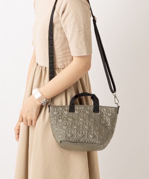 Actually（アクチュアリー）の「スマイルキルティング ミニショルダー 2WAYトート（ショルダーバッグ・レディース・カーキ/シルバー/ブラック・フリー）」の2枚目の写真