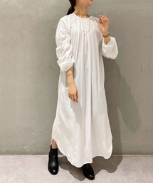 背中開きギャザードレス