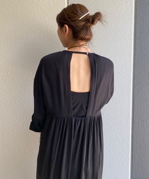 SHENERY（シーナリー）の「背中開きギャザードレス（ドレス・レディース・ブラック/オフホワイト・FREE）」の2枚目の写真