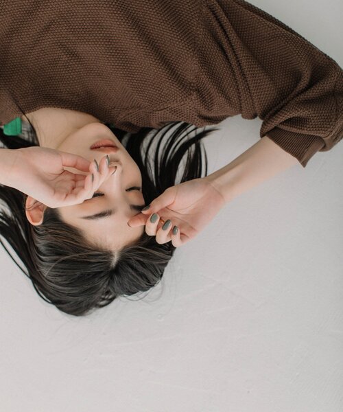 ZOZOMARKET（ゾゾマーケット）の「【潮田あかり×ZOZO】マルチウェイ トゥルーコットン ニットトップス（ニット/セーター・レディース・ダークブラウン/パープル/アイボリー・FREE）」の5枚目の写真