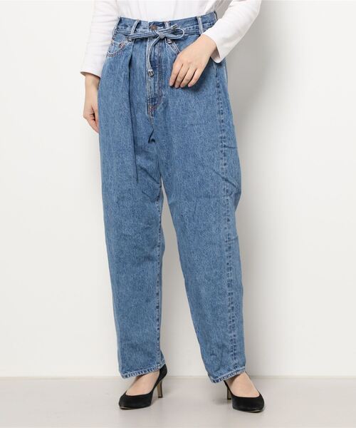 RNA（アールエヌエー）の「R3901 タックジーンズ（デニムパンツ・レディース・ベージュ/ライトブルー/ワンウォッシュ・SMALL/MEDIUM）」の2枚目の写真