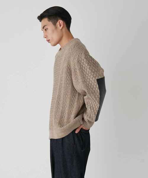 ADAM ET ROPE'（アダムエロペ）の「杢ケーブル レザーパッチ クルーネックニット（ニット/セーター・メンズ・ベージュ/グレー系その他・M/L）」の2枚目の写真
