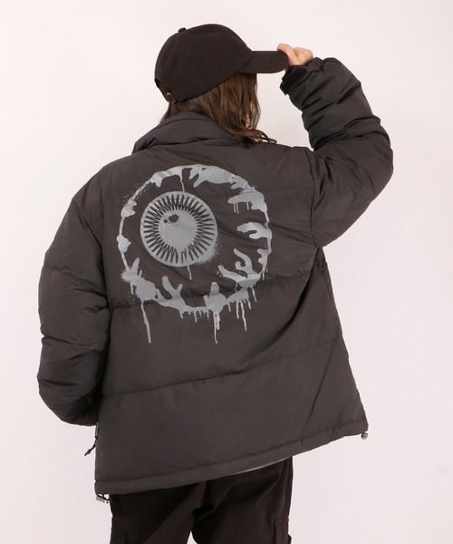 MISHKA(ミシカ)の「【MISHKA】キープウォッチプリント&刺繍 ダウンジャケット(ブルゾン・メンズ・ブラック/ホワイト・L/M)」の2枚目の写真