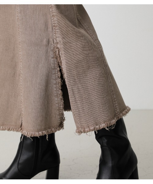 AZUL by moussy（アズールバイマウジー）の「FRINGE MERMAID DENIM SKIRT/フリンジマーメイドデニムスカート（デニムスカート・レディース・ベージュ/ダークブルー・LARGE/SMALL/X-SMALL/MEDIUM）」の10枚目の写真