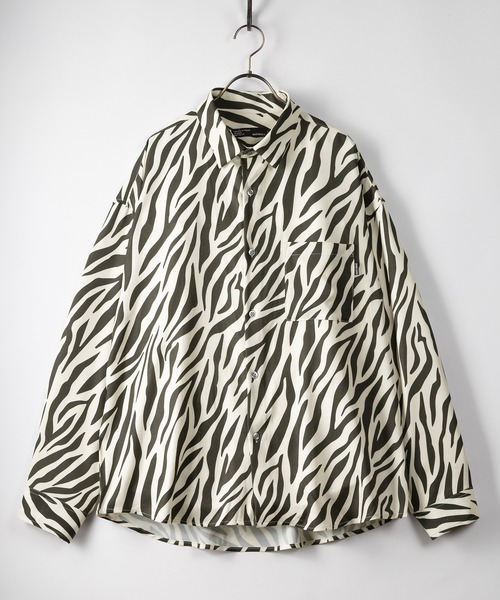 SlashDate(スラッシュデイト)の「総柄プリントジョーゼットドレープシャツ/とろみシャツ/オーバーサイズシャツ/レトロ風(シャツ/ブラウス・メンズ・ホワイト/チャコールグレー/ブラック/ブラウン/グレー/ブルー/ホワイト系その他/ブラック系その他/ブラウン系その他/ホワイト系その他2/ブラック系その他2/ブラック系その他3/ブラウン系その他2・M/L)」の2枚目の写真