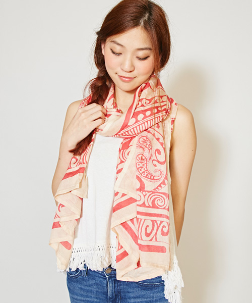 チャイハネ（チャイハネ）の「【チャイハネ】トライバルサローン 大判ストール（ストール/ショール・レディース・ホワイト/ブラック/オレンジ/カーキ/ベージュ/ピンク/レッド/イエロー/ブルー/グリーン/ネイビー/パープル/ブラウン/ライトブルー/オレンジ系その他・FREE）」の4枚目の写真