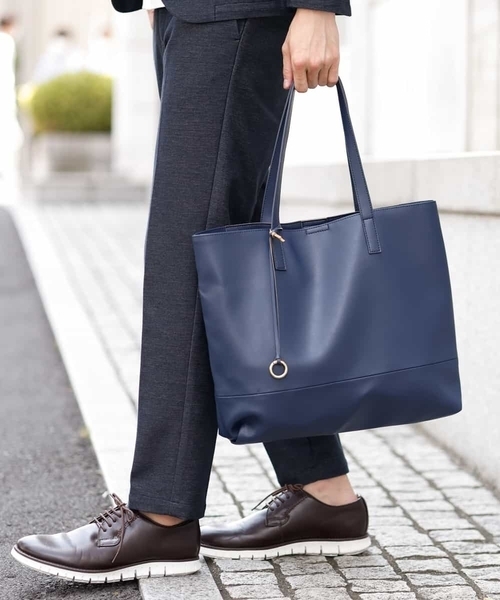 a.v.v(アーヴェヴェ)の「ファンクショントートBAG(トートバッグ・メンズ・ライトグレー/ネイビー/ベージュ/ブラック/ブラウン・46)」の1枚目の写真
