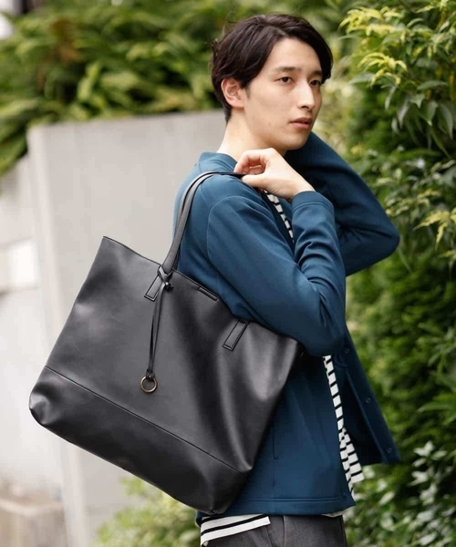 a.v.v(アーヴェヴェ)の「ファンクショントートBAG(トートバッグ・メンズ・ライトグレー/ネイビー/ベージュ/ブラック/ブラウン・46)」の2枚目の写真