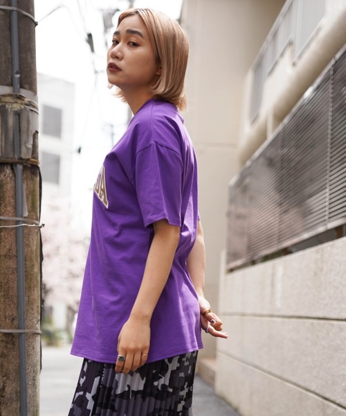 AVIREX（アヴィレックス）の「【直営店限定】COLLEGE AVIREX LOGO T-SHIRT/ カレッジロゴティーシャツ（Tシャツ/カットソー・レディース・パープル/グリーン/ホワイト・FREE）」の5枚目の写真