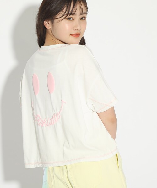 PINK-latte(ピンクラテ)の「【スマイリー・フェイス】スマイリーコラボショート丈Tシャツ(Tシャツ/カットソー・キッズ・オフホワイト/グリーン・15 /14/16)」の2枚目の写真