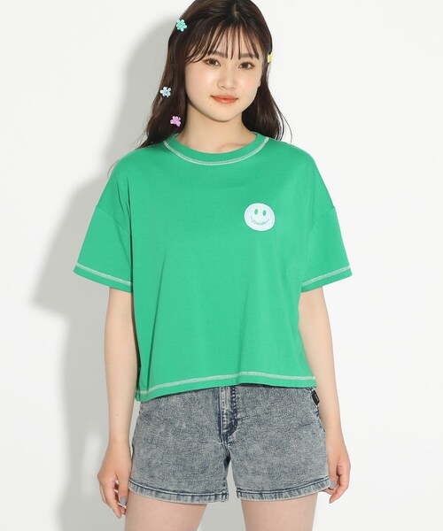 PINK-latte(ピンクラテ)の「【スマイリー・フェイス】スマイリーコラボショート丈Tシャツ(Tシャツ/カットソー・キッズ・オフホワイト/グリーン・15 /14/16)」の3枚目の写真