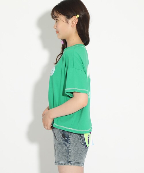 PINK-latte(ピンクラテ)の「【スマイリー・フェイス】スマイリーコラボショート丈Tシャツ(Tシャツ/カットソー・キッズ・オフホワイト/グリーン・15 /14/16)」の4枚目の写真