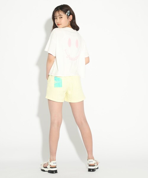PINK-latte(ピンクラテ)の「【スマイリー・フェイス】スマイリーコラボショート丈Tシャツ(Tシャツ/カットソー・キッズ・オフホワイト/グリーン・15 /14/16)」の12枚目の写真