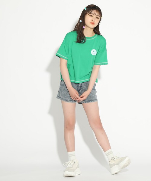 PINK-latte(ピンクラテ)の「【スマイリー・フェイス】スマイリーコラボショート丈Tシャツ(Tシャツ/カットソー・キッズ・オフホワイト/グリーン・15 /14/16)」の17枚目の写真