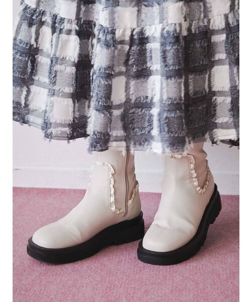 merry jenny（メリージェニー）の「フリルトラックソールブーツ（ブーツ・レディース・アイボリー/ブラック・MEDIUM/LARGE）」の3枚目の写真