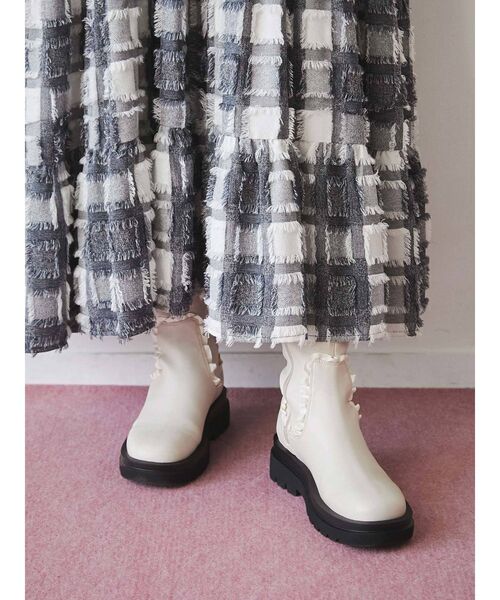 merry jenny（メリージェニー）の「フリルトラックソールブーツ（ブーツ・レディース・アイボリー/ブラック・MEDIUM/LARGE）」の4枚目の写真