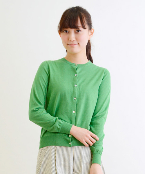 NIMES（ニーム）の「16Gピマコットン クルーネックカーディガン（カーディガン/ボレロ・レディース・ベージュ/オフホワイト/グリーン/ネイビー/イエロー・ONE SIZE）」の4枚目の写真