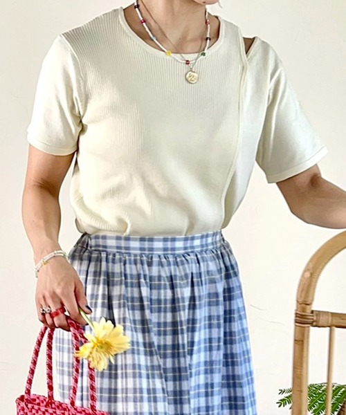 Green　Parks（グリーンパークス）の「☆remi ☆プロデュースアイテム　アシンメトリーショルダースキンアウトニットプルオーバー（Tシャツ/カットソー・レディース・ブラウン/オフホワイト/カーキ・FREE）」の2枚目の写真