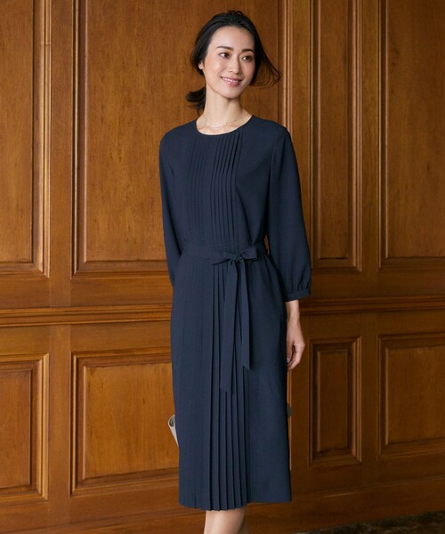 J.PRESS(ジェイプレス)の「【洗える】2way ノルディスジョーゼット プリーツ ワンピース(ワンピース・レディース・ネイビー系/ブラック系・T13/T15)」の2枚目の写真