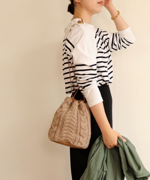 COLDE （コルデ）の「ケーブル編みニット巾着ショルダー（ショルダーバッグ・レディース・ベージュ/アイボリー/グレー・FREE）」の3枚目の写真