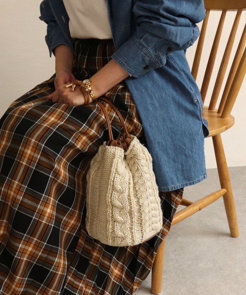 COLDE （コルデ）の「ケーブル編みニット巾着ショルダー（ショルダーバッグ・レディース・ベージュ/アイボリー/グレー・FREE）」の2枚目の写真