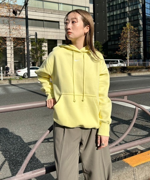 NIKE(ナイキ)の「【NIKE meets emmi】ナイキ ウィメンズ NSW スタイル フリース プルオーバー L/S フーディー O(パーカー・レディース・イエロー・SMALL/MEDIUM)」の4枚目の写真