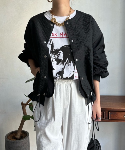 DouDou(ドゥドゥ)の「【WEB限定】ダイヤキルトジャガードドロストブルゾン(ライダースジャケット・レディース・ブラック/グリーン/アイボリー・FREE)」の3枚目の写真