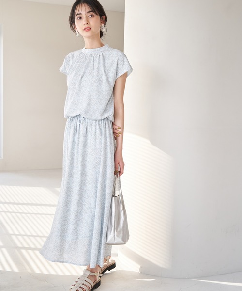 ROPE' PICNIC(ロペピクニック)の「花柄ワンピース(ワンピース・レディース・ブラック/ベージュ系その他/サックスブルー/イエロー・38)」の4枚目の写真