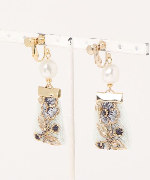 tone(トーン)の「【Hi-na】バロックパール×フラワー刺繍リボンタッセル イヤリング(MA)(イヤリング・レディース・ブルー/イエロー・FREE)」の7枚目の写真