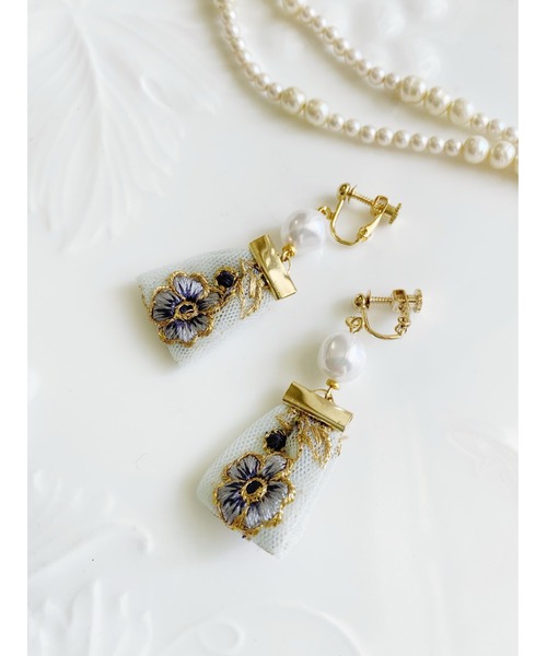 tone(トーン)の「【Hi-na】バロックパール×フラワー刺繍リボンタッセル イヤリング(MA)(イヤリング・レディース・ブルー/イエロー・FREE)」の5枚目の写真