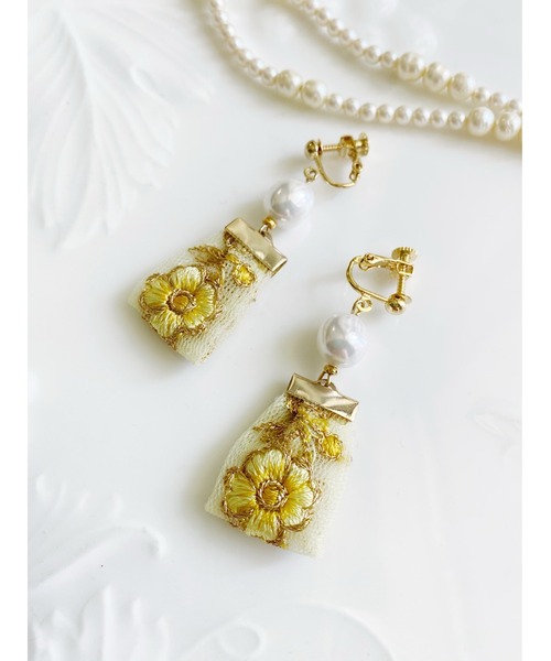 tone(トーン)の「【Hi-na】バロックパール×フラワー刺繍リボンタッセル イヤリング(MA)(イヤリング・レディース・ブルー/イエロー・FREE)」の6枚目の写真