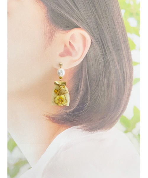 tone(トーン)の「【Hi-na】バロックパール×フラワー刺繍リボンタッセル イヤリング(MA)(イヤリング・レディース・ブルー/イエロー・FREE)」の3枚目の写真
