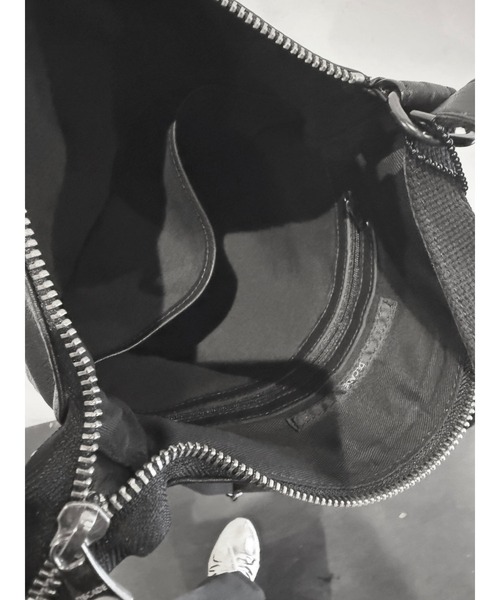 DECADE(ディケイド)の「オイルドカウレザー・ショルダーバッグDECADE(No-01436) Oiled Cow Leather Shoulder Bag ディケイド(ショルダーバッグ・メンズ・ブラック・フリー)」の12枚目の写真