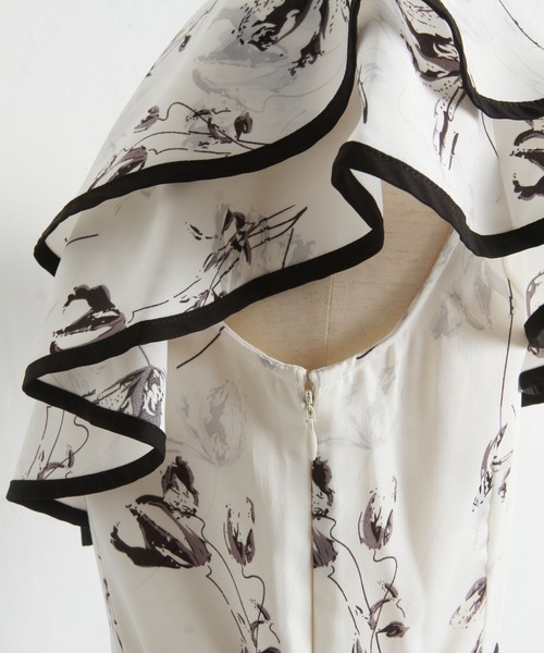 tocco closet(トッコ クローゼット)の「【ZOZO限定】りぼん付きビックカラーフラワートワルドジュイプリントワンピース(ワンピース・レディース・ブラック/オフホワイト/グレイッシュブルー/ピンク系その他・M)」の5枚目の写真