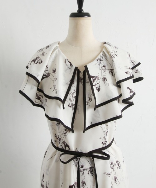 tocco closet(トッコ クローゼット)の「【ZOZO限定】りぼん付きビックカラーフラワートワルドジュイプリントワンピース(ワンピース・レディース・ブラック/オフホワイト/グレイッシュブルー/ピンク系その他・M)」の6枚目の写真
