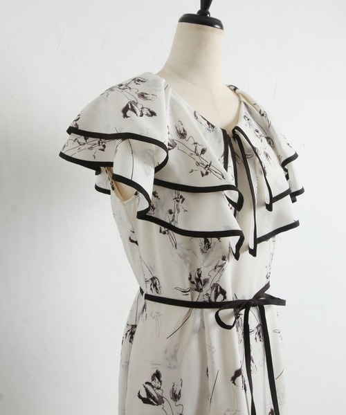 tocco closet(トッコ クローゼット)の「【ZOZO限定】りぼん付きビックカラーフラワートワルドジュイプリントワンピース(ワンピース・レディース・ブラック/オフホワイト/グレイッシュブルー/ピンク系その他・M)」の7枚目の写真