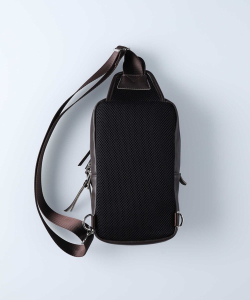PLUS ONE（プラスワン）の「PLUS ONE(プラスワン)ヴァーサタイルスリングバッグ（ショルダーバッグ・メンズ・ブラック/ブラウン・ONE SIZE）」の6枚目の写真