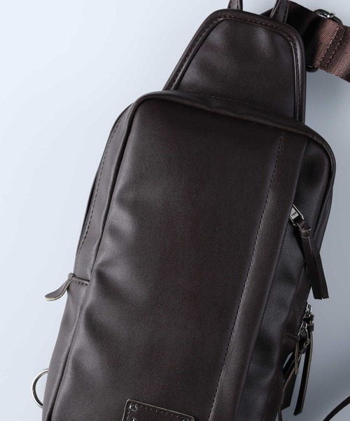 PLUS ONE（プラスワン）の「PLUS ONE(プラスワン)ヴァーサタイルスリングバッグ（ショルダーバッグ・メンズ・ブラック/ブラウン・ONE SIZE）」の13枚目の写真