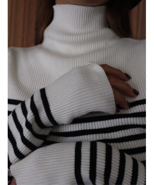 TRUNC(トランクエイティーエイト)の「Finger Hole Border Turtleneck(ニット/セーター・レディース・アイボリー/ブラック・FREE)」の3枚目の写真