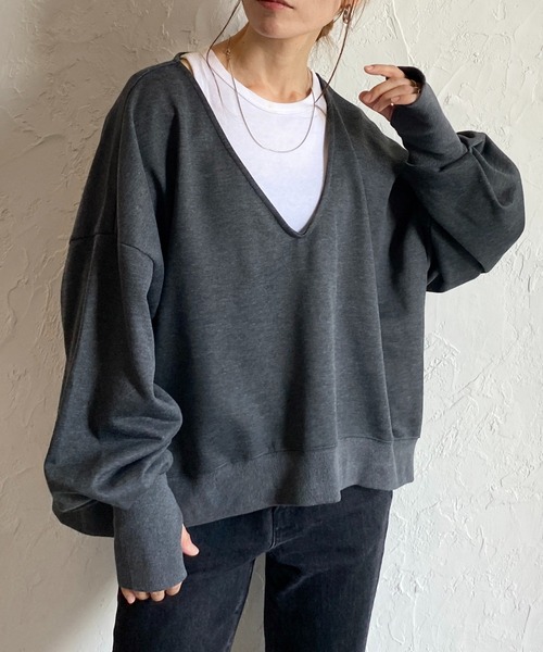 She's Closet(シーズクローゼット)の「裏毛深Vネックビッグシルエット長袖指穴あきフィンガーホールスウェットプルオーバー(スウェット・レディース・チャコール/杢グレー・FREE)」の2枚目の写真
